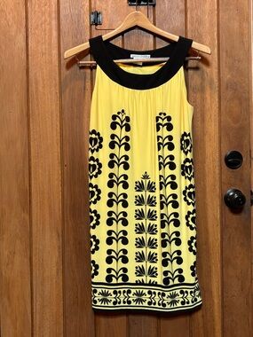 Maggie London Yellow and Black Sleeveless Floral Shift Dress